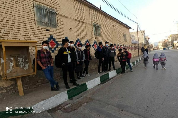 دانش آموزان محله حصار طرقبه در اولین روز بازگشایی مدارس یک ساعت منتظر مینی بوس ماندند