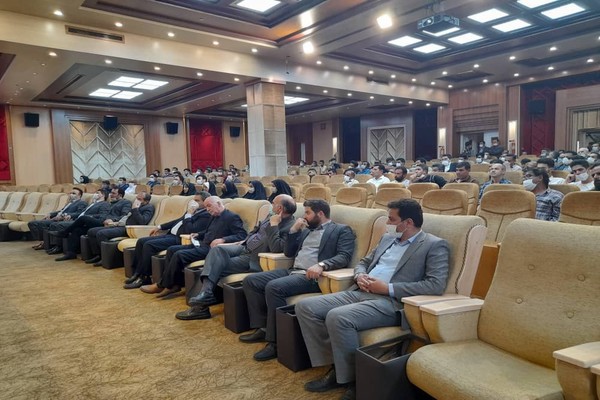 کارگران زحمتکش ترین افراد جامعه هستند  