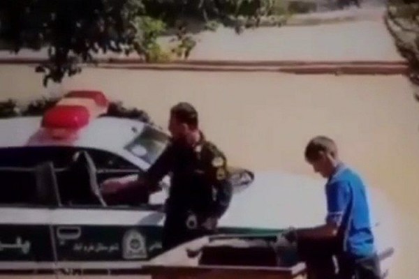 برخورد دوستانه پلیس با فردی که ضایعات جمع می‌کند  