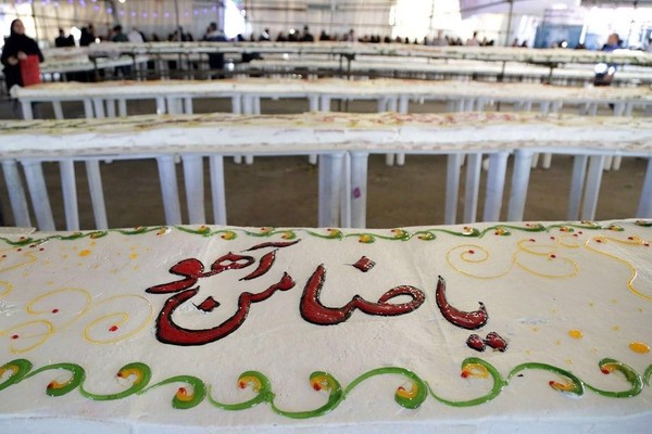 پذیرایی از زائران رضوی با کیک ۳۰۰ متری در جوار حرم مطهر امام رضا (ع) 